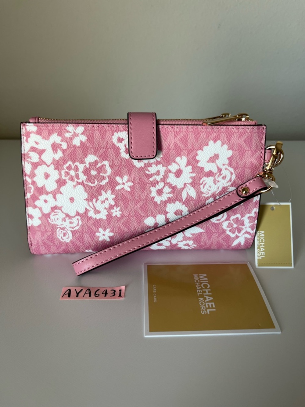 Michael Kors Wallet🎈🎈 - Picture 3 of 9